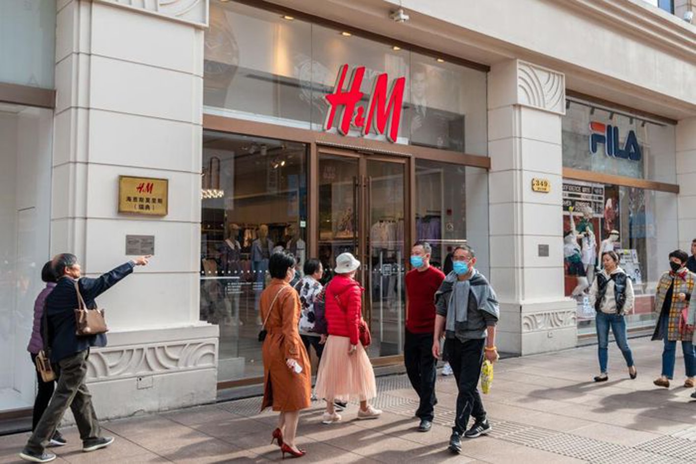 Hãng thời trang H&M vừa bị gỡ mọi hàng hóa khỏi các trang thương mại điện tử lớn của Trung Quốc như Taobao, JD, Tmall... do H&M tẩy chay nguyên liệu từp/Tân Cương. Ảnh: Getty Images.