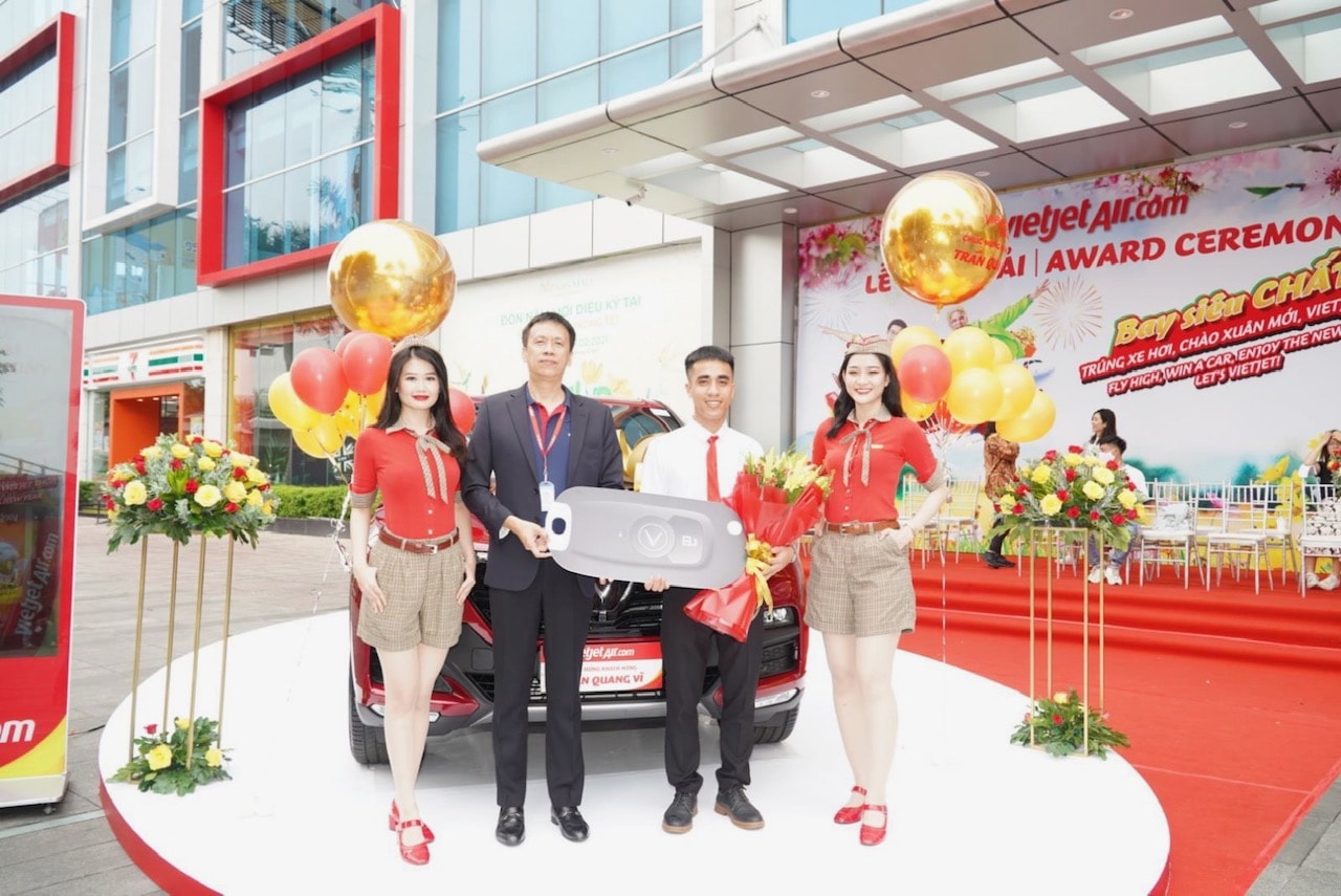 Phó Tổng giám đốc Vietjet Nguyễn Thanh Sơn đã trao giải thưởng chung cuộc cho khách hàng Trần Quang Vĩ