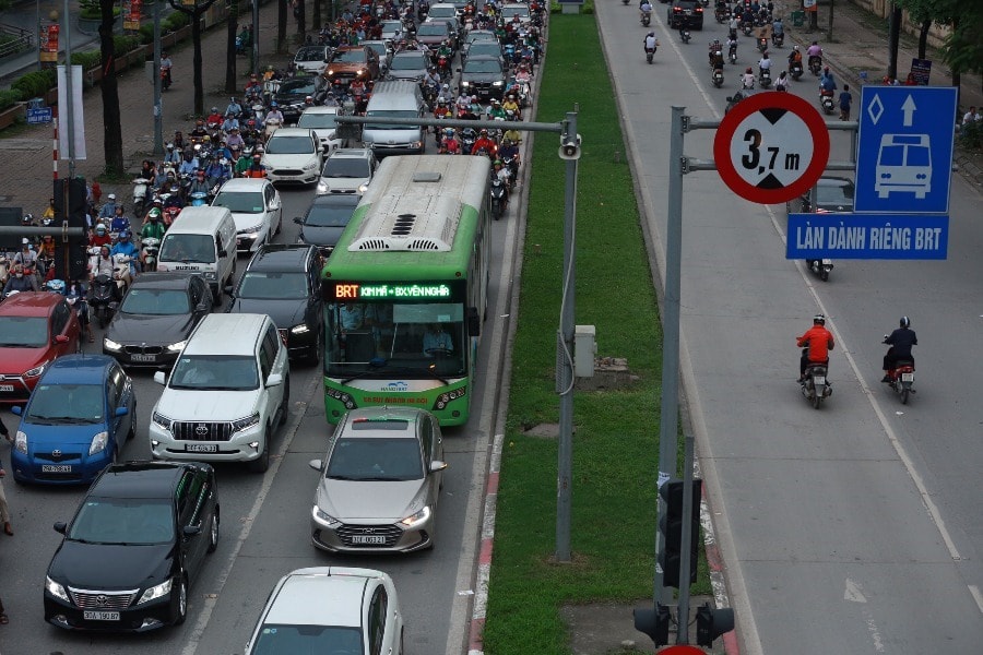 BRT Hà Nội chen chúc trong giờ cao điểm