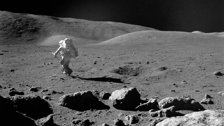 Nhà khoa học, phi hành gia Harrison H. Schmitt đang di chuyển trên Mặt Trăng, trong nhiệm vụ Apollo 17 năm 1972. Ảnh: NASA.