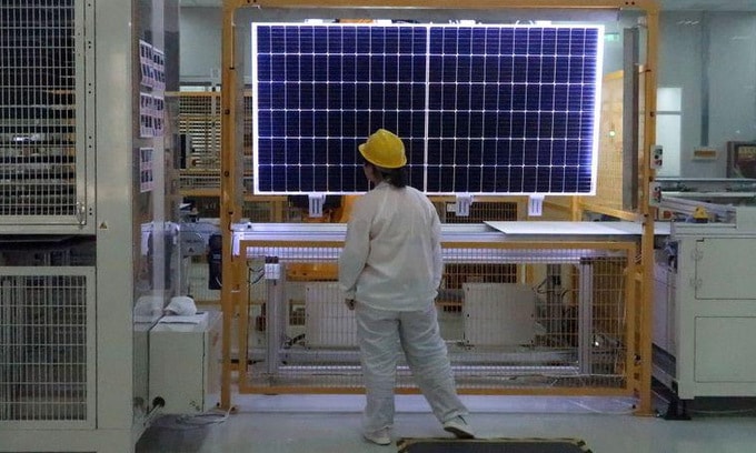 Công nhân làm việc trong nhà máy Longi Green Energy Technology. Ảnh: Reuters.