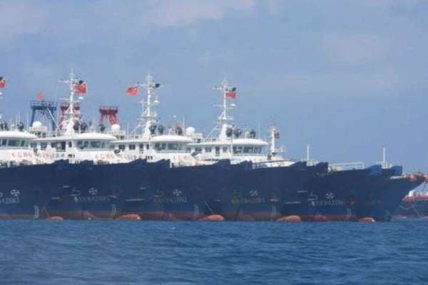 Đội tàu Trung Quốc neo đậu trái phép ở khu vực xung quanh Đá Ba Đầu, thuộc quần đảo Trường Sa của Việt Nam. Ảnh: Cảnh sát biển Philippines