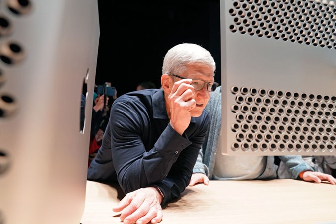 Tim Cook kiểm tra Mac Pro mới trong Hội nghị các nhà phát triển toàn cầu hàng năm của Apple tại San Jose, California, năm 2019. Ảnh: Reuters.