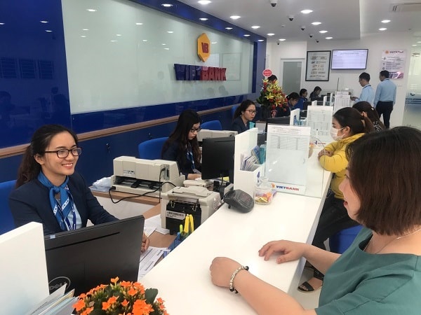 Khách hàng đến giao dịch tại Vietbank CN Bình Định