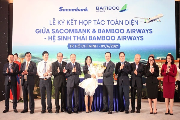 Ảnh 2: Đại diện lãnh đạo Sacombank và Bamboo Airways trao tặng hoa lưu niệm tại sự kiện