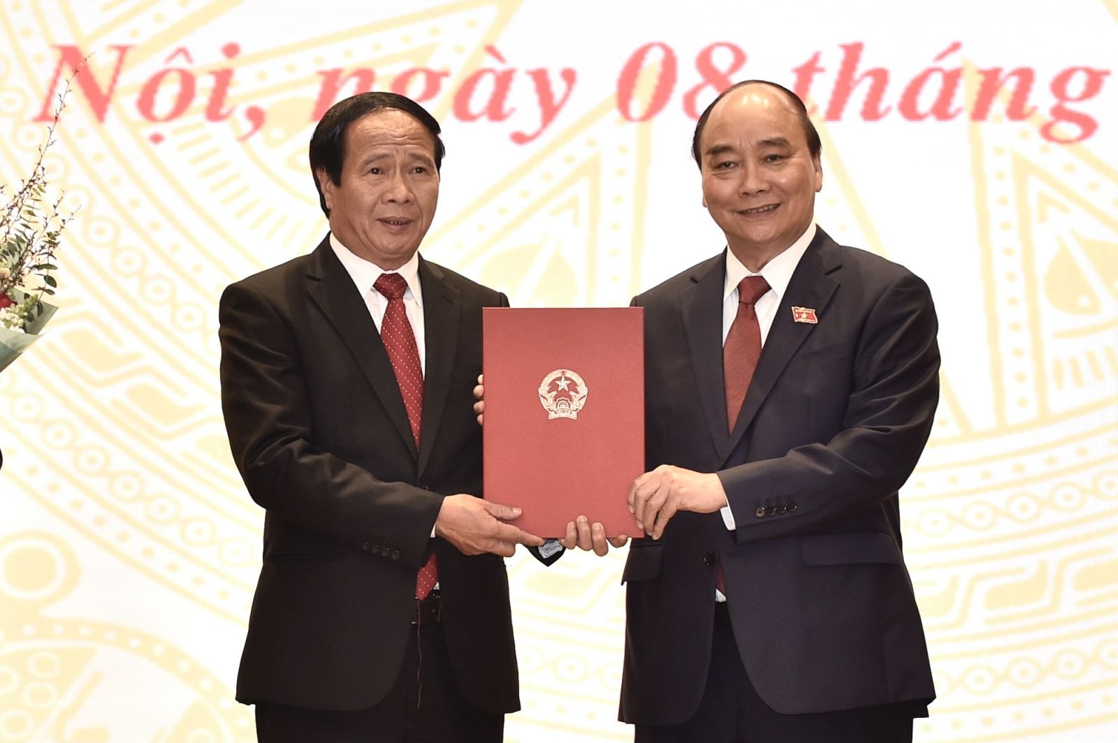 Chủ tịch nước Nguyễn Xuân Phúc trao quyết định bổ nhiệm Phó Thủ tướng Lê Văn Thành. - Ảnh: VGP/Nhật Bắc