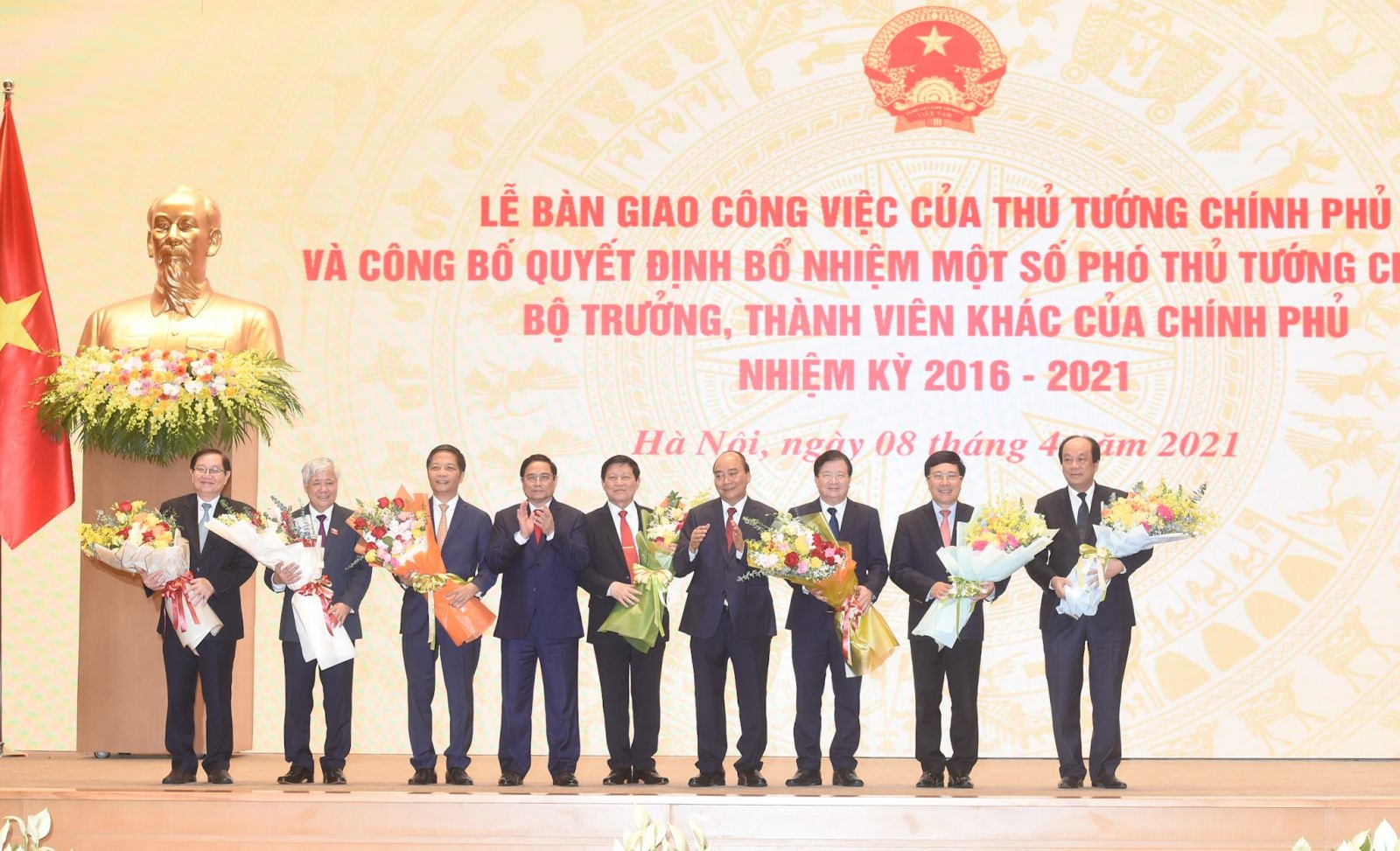 Chủ tịch nước Nguyễn Xuân Phúc và Thủ tướng Phạm Minh Chính tặng hoa cho các nguyên thành viên Chính phủ nhiệm kỳ 2016-2021. Ảnh: VGP/Quang Hiếu