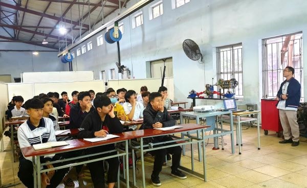  Học sinh chương trình 9+ đang học nghề Công nghệ Ô tô tại trường Cao đẳng nghề Công nghiệp Hà Nội.