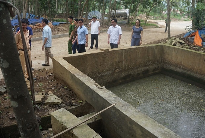 Đoàn liên ngành tiến hàng kiểm tra nhiều cơ sở có hoạt động xả thải ven sông Mã để truy tìm nguyên nhân cá chết