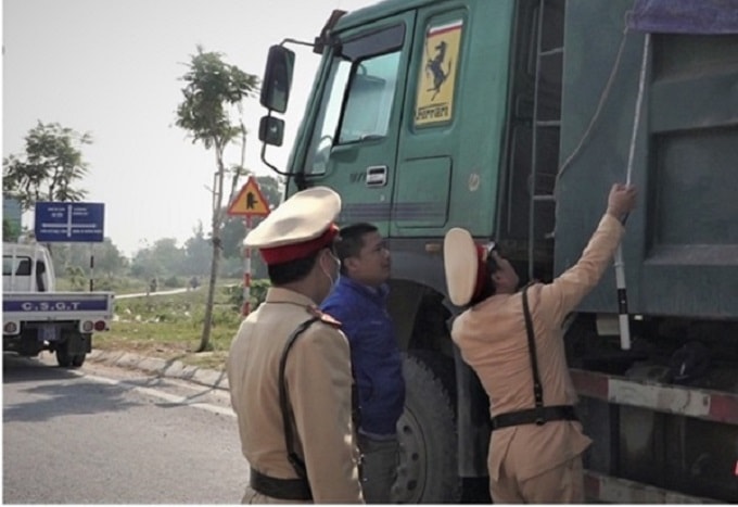 Công an Thanh Hóa tăng cường kiểm tra tình trạng xe có dấu hiệu quá tải, kiên quyết xử lý nghiêm tình trạng trên