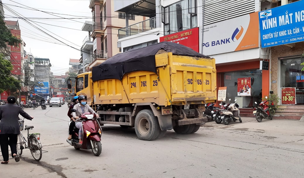  Những điểm “nóng” như tỉnh lộ 422 đoạn qua địa bàn huyện Đan Phượng, TP. Hà Nội xe quá tải vẫn ngang nhiên lộng hành.p/Ảnh: Gia Nguyễnbr class=