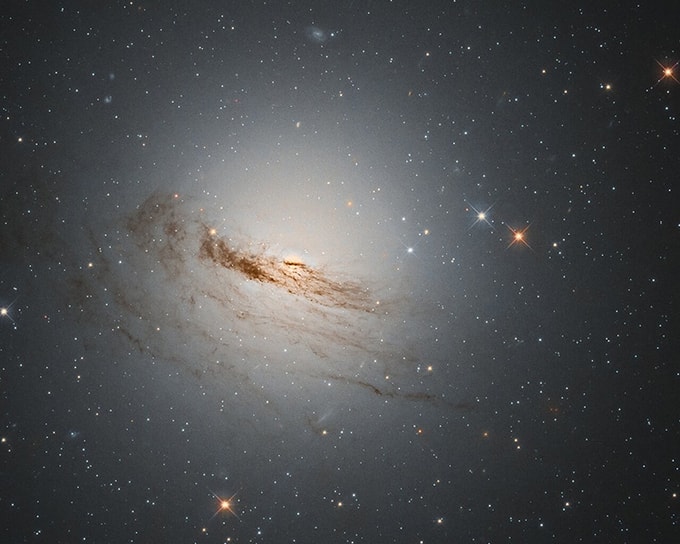 Phần còn lại của thiên hà NGC 1947 chụp bởi Hubble. Ảnh: NASA/ESA.