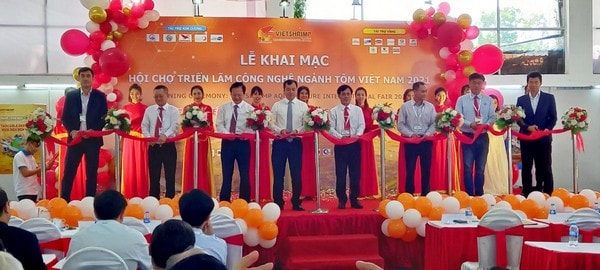 Các đjai biểu thực hiện nghi thức cắt băng khai mạc hội chợ.