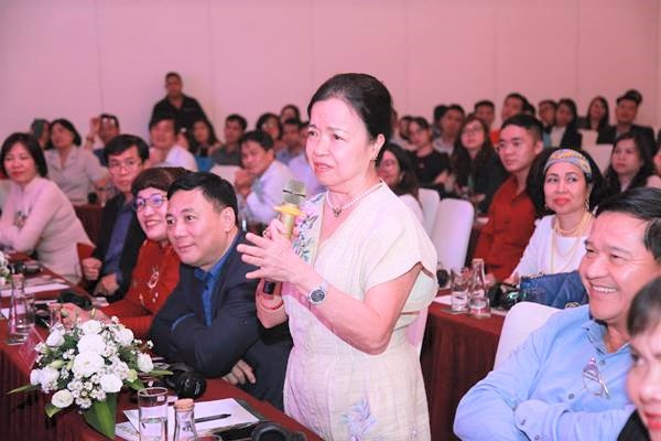 Các chủ DN chỉa sẻ tại Diễn đàn “ Lãnh đạo tạo đột phá - Ứng biến để vươn mình” 