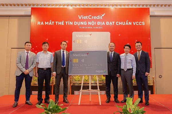 Đại diện NHNN, NAPAS và VietCredit cùng chụp hình lưu niệm