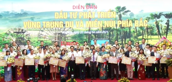 Ông Vũ Tiễn Lộc - Chủ tịch VCCI; ông Nguyễn Hồng Sơn – Phó trưởng Ban Kinh tế Trung ương lên tặng Bằng khen và hoa cho các doanh nghiệp tiêu biểu.