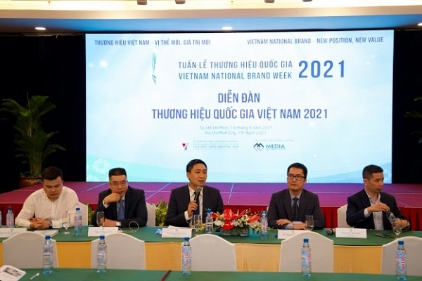 Các diễn giả thảo luận tại Diễn đàn Thương hiệu quốc gia Việt Nam năm 2021.