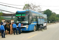 Lực lượng chức năng Nghệ An “căng mình” ngăn xe vượt tuyến