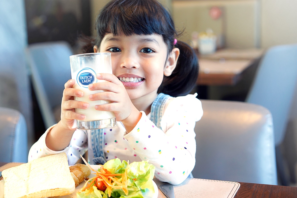 Bổ sung sữa tươi vào bữa điểm tâm sẽ mang đến cho trẻ nguồn năng lượng dồi dào trong ngày 