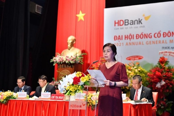 Bà Lê Thị Băng Tâm - Chủ tịch HĐQT HDBank báo cáo tại đại hội