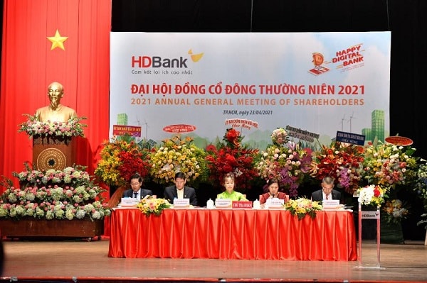 ĐHĐCĐ HDBank 2021 diễn ra với cả trực tuyến và trực tiếp. Theo bà Nguyễn Thị Phương Thảo - P. Chủ tịch HĐQT HDBank, HDBank có tới 85% cổ đông tham dự ĐH trực tuyến trong năm nay, đánh dấu một kết quả chuyển đổi số đến với cả cổ đông ngân hàng