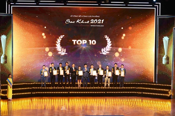 Đại diện các doanh nghiệp xuất sắc thuộc top 10 Sao Khuê 2021