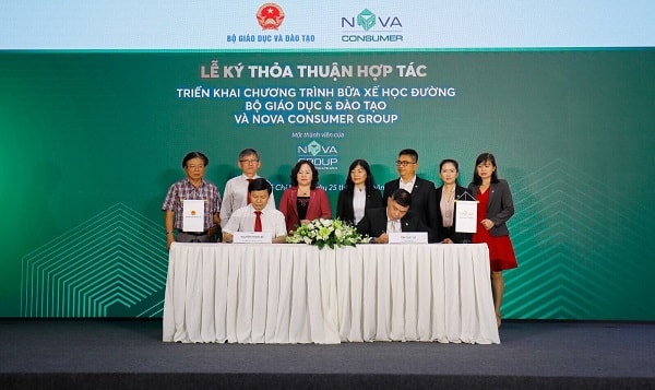 Nova Consumer Group là thành viên của NovaGroup – Tập đoàn Kinh tế đa ngành nghề, hoạt động trong các lĩnh vực Bất động sản – Thương mại dịch vụ – Tiêu dùng (Ảnh: Ký kết hợp tác giữa Nova Consumer Group và Bộ Giáo dục và Đào tạo)