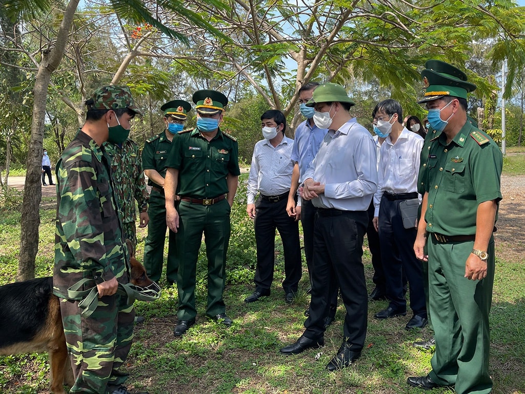 Bộ trưởng Bộ Y tế Nguyễn Thanh Long trao đổi cùng các chiến sĩ biên phòng tỉnh Kiên Giang về công tác phòng chống dịch COVID-19.