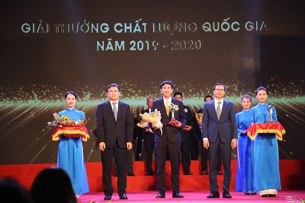 ông Chu Văn Phương - Thành viên HĐQT, Tổng Giám đốc Nhựa Tiền Phong nhận giải Vàng CLQG năm 2019 cho Công ty CP Nhựa Thiếu niên Tiền Phong