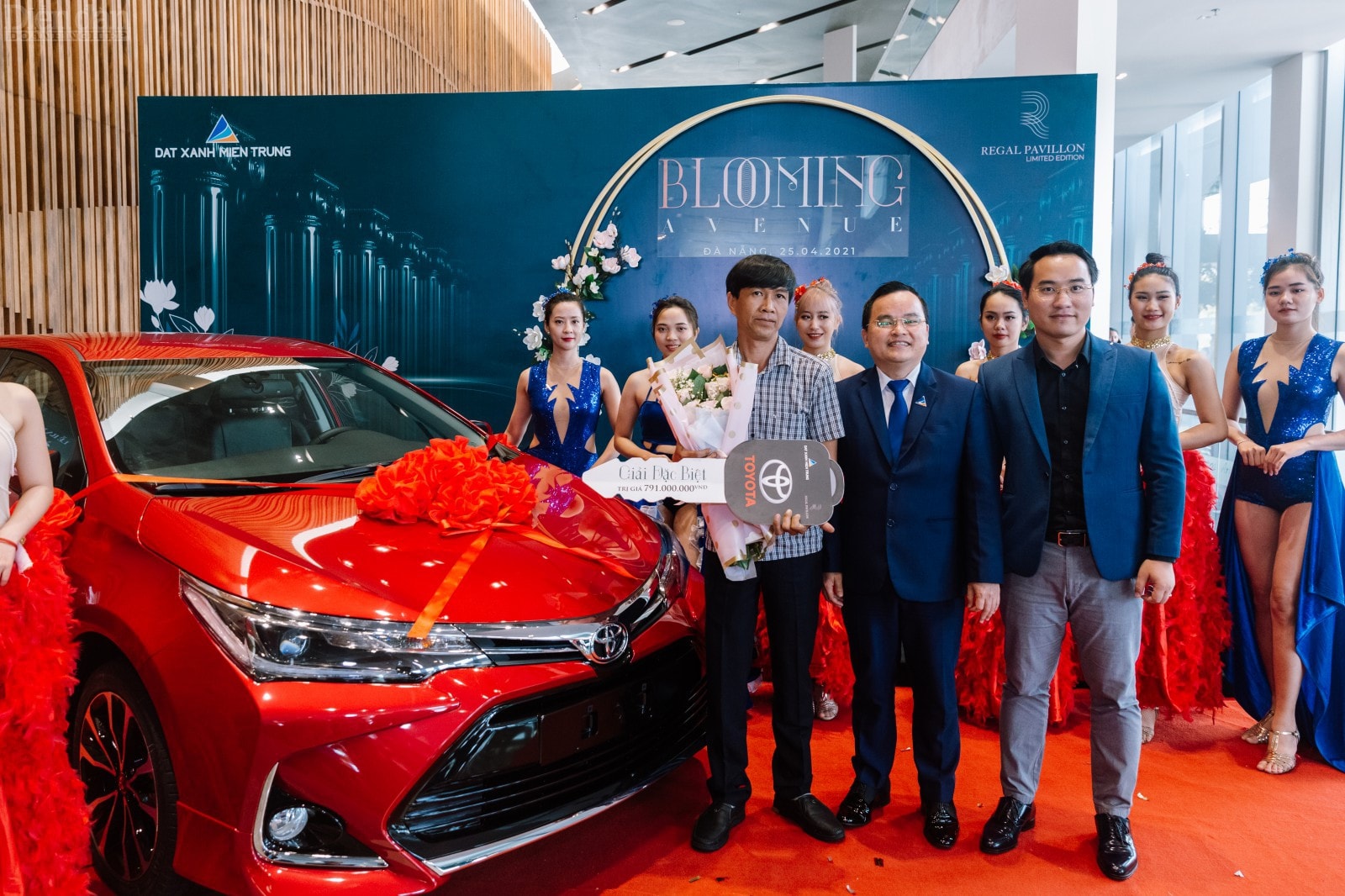 Khách hàng giao dịch Regal Pavillon may mắn trúng giải Đặc biệt xe Oto Toyota Corolla 1.8 CVT trị giá 791 triệu đồng.