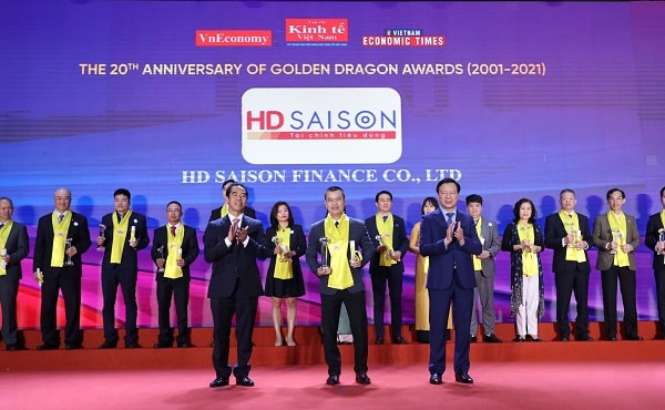 Đại diện Lãnh đạo HD SAISON đón nhận giải thưởng tại Lễ trao giải