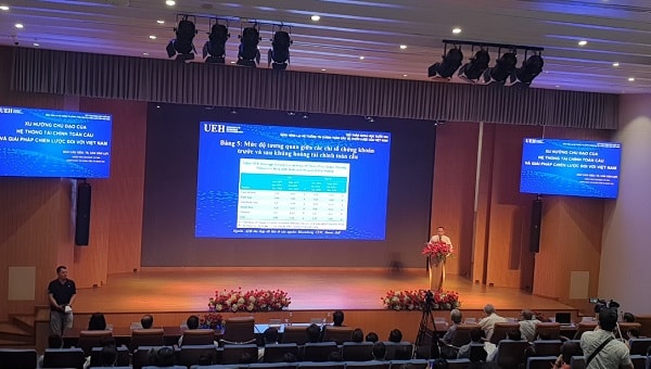 TS. Cấn Văn Lực chia sẻ tại hội thảo