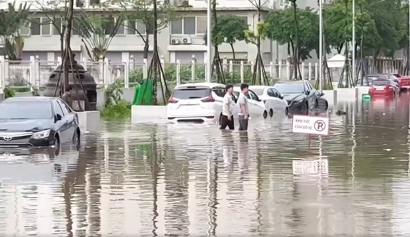 Sáng 26/4, sau trận mưa kéo dài, Hà Nội tiếp tục ghi nhận điểm ngập úng tại khu vực chung cư Ecohome3