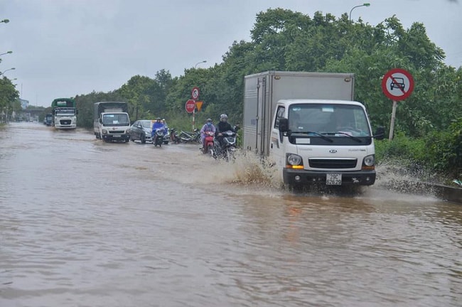 Trước đó, ngày 17/4, tại các đường gom Đại Lộ Thăng Long, tình trạng ngập úng đã xuất hiện sau những trận mưa đầu mùa - Ảnh: DS