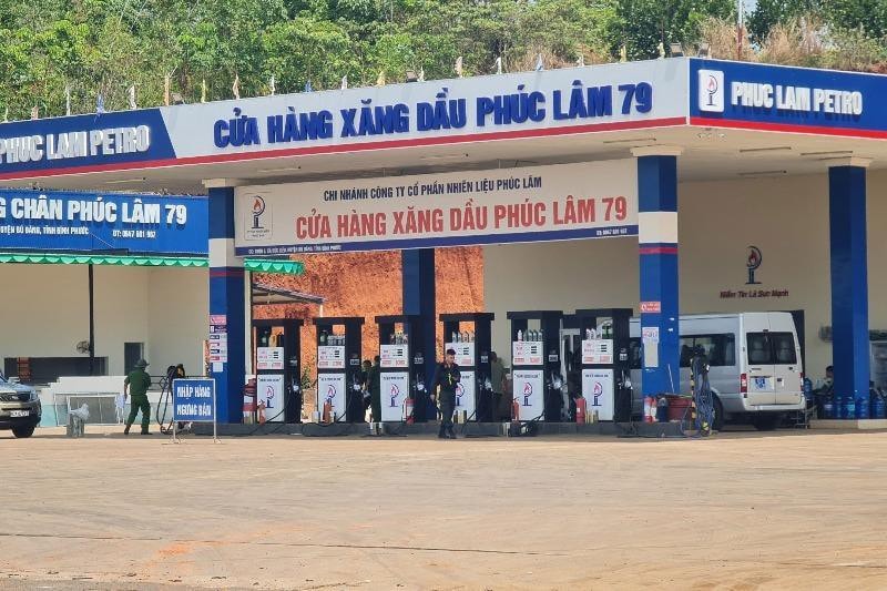 Đình chỉ hoạt động kinh doanh của Công ty Cổ phần nhiên liệu Phúc Lâm, liên quan đến đường dây xăng giả - Ảnh: CA