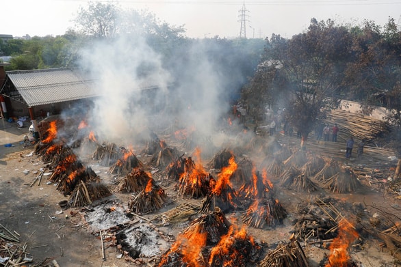 Hỏa táng người chết vì bệnh COVID-19 tại New Delhi, Ấn Độ ngày 26-4 - Ảnh: REUTERS