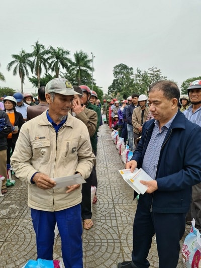 Ông Khương Văn Thuấn, Chủ tịch Hội Doanh nhân Cựu chiến binh TP. HCM, Chủ tịch HĐQT, Giám đốc công ty Công nghệ sinh học (TVT) trao quà cho bà con vùng lũ Quảng Bình.