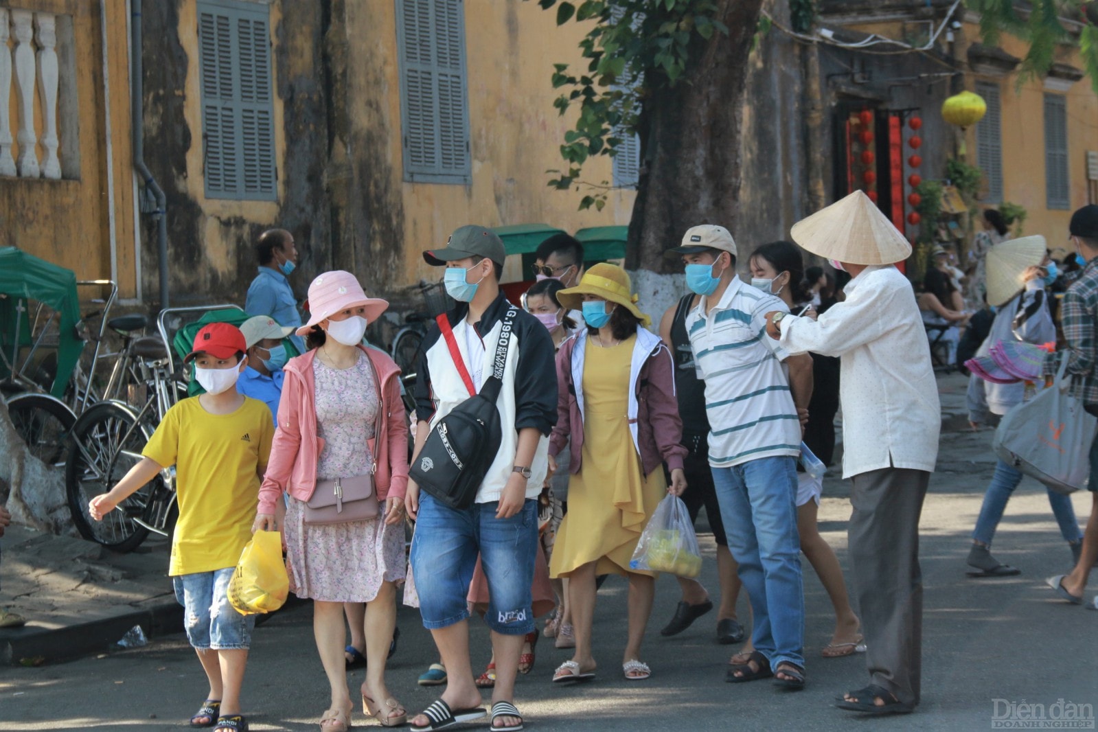 TP. Hội An yêu cầu du khách chấp hành việc mang khẩu trang khi tham quan tại các điểm đến.