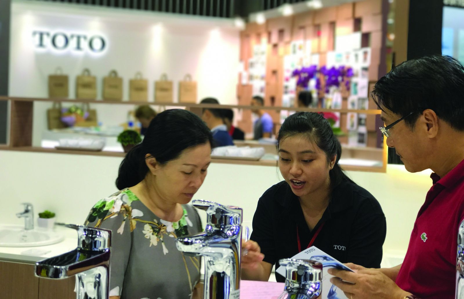 TOTO Việt Nam giới thiệu với khách tham quan sản phẩm thế hệ mới tại triển lãm VIETBUILD. Ảnh Minh Quốc