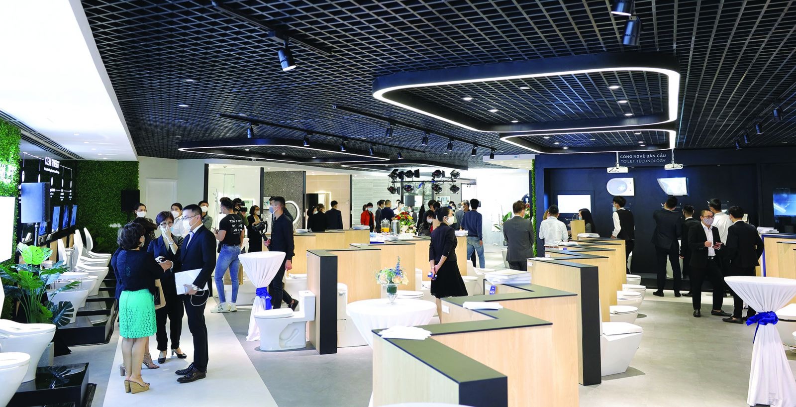 TOTO Showroom Hà Nội có khuôn viên rộng gần 1000m2, thiết kế tinh tế, sang trọng.