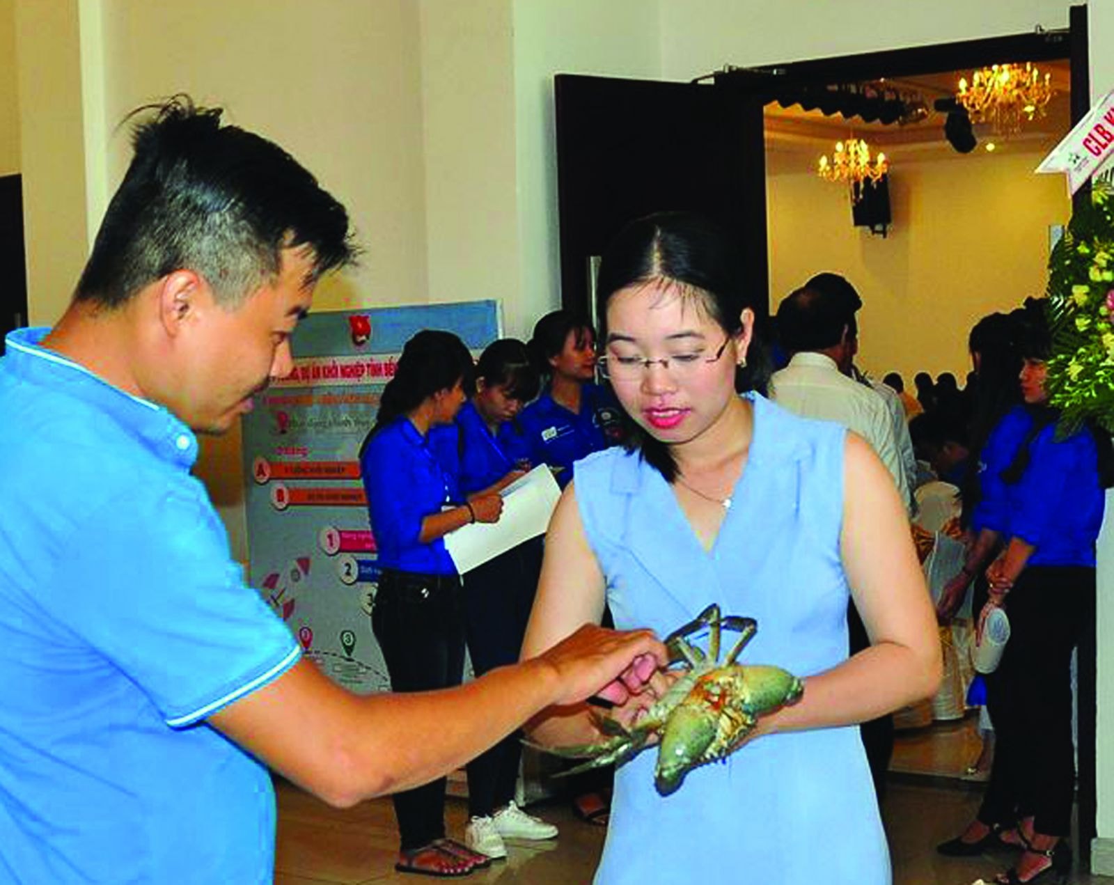 Doanh nhân Trịnh Thị Ngọc Hiện giới thiệu sản phẩm được nuôi trồng dưới tán rừng ngập mặn Bến Tre.