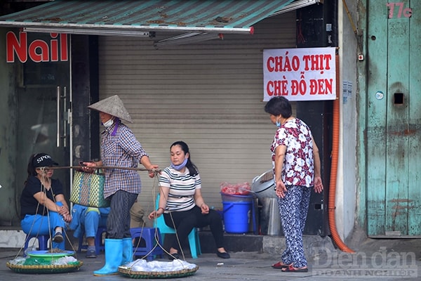 Nhiều hàng quán vỉa hè cũng chuyển bán đồ ăn mang đi để đảm bảo công tác phòng chống dịch.