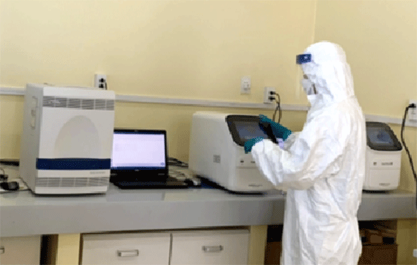  Cục Thú y lấy mẫu và xét nghiệm virus SARS-CoV-2 trên thực phẩm đông lạnh nhập khẩu vào Việt Nam. Ảnh: Lăng Trần.