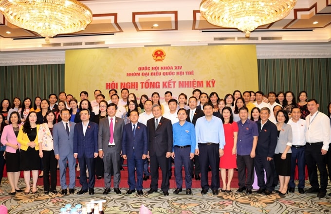  Nhóm ĐBQH trẻ cùng lãnh đạo Quốc hội, Ủy ban Thường vụ Quốc hội (Ảnh: KT)