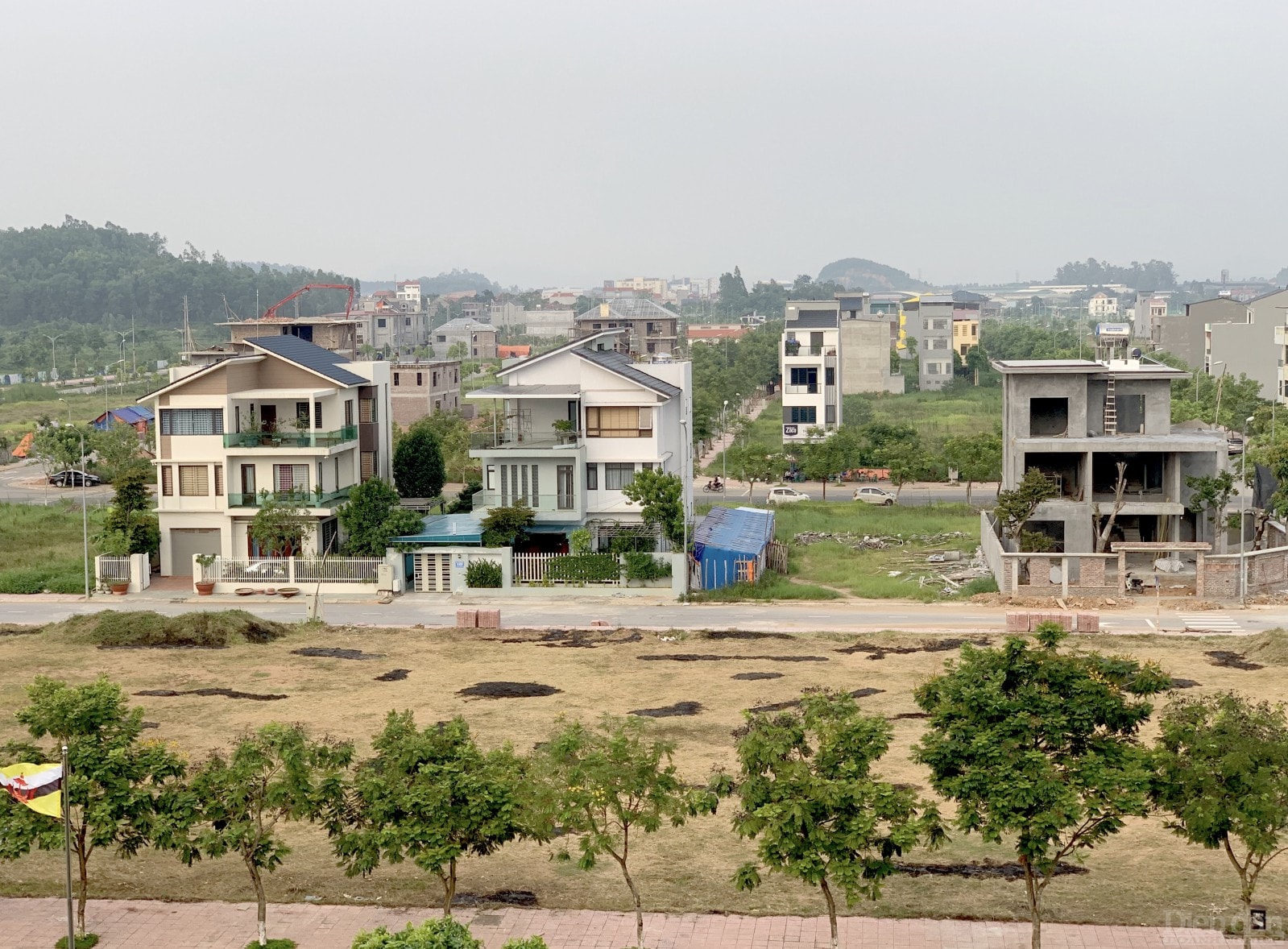 Người sở hữu nhiều nhà đất mà không dùng để ở, hoặc không sử dụng để sản xuất, kinh doanh, thì chịu mức thuế suất lũy tiến tùy theo số lượng nhà đất sở hữu. Nếu thị trường bất động sản bị đầu cơ, có thể áp dụng thuế suất rất cao để triệt tiêu ý chí đầu cơ.