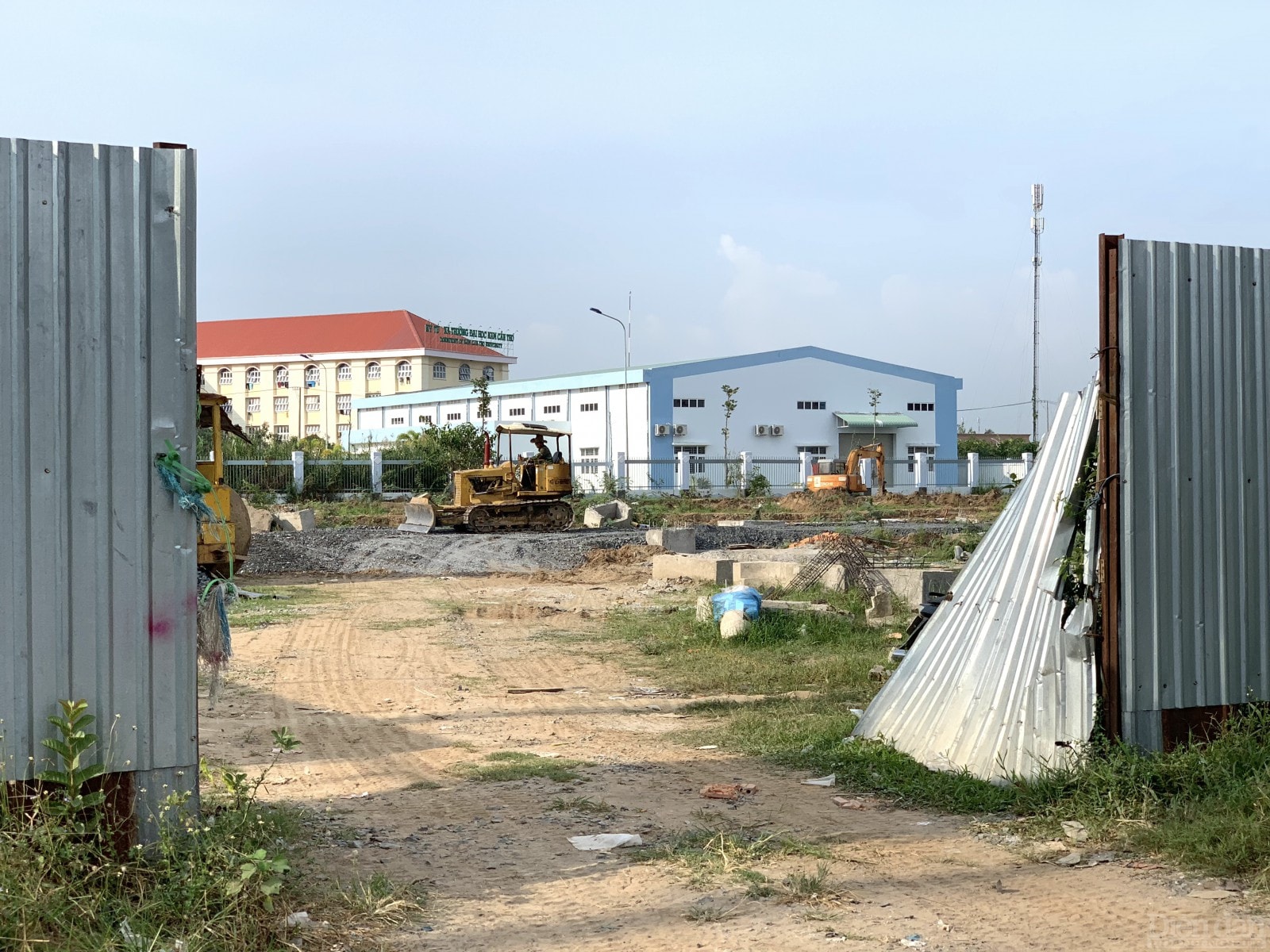 cần có sắc thuế đánh trên hành vi của người sử dụng đất chậm đưa đất vào sử dụng, với thuế suất cao nhằm triệt tiêu ý chí găm giữ đất, chậm đưa đất vào sử dụng và để chống đầu cơ đất đai.