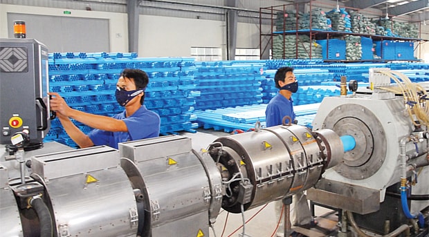 Nhựa Bình Minh cũng đang phải đối mặt với nhiều thách thức, đáng kể nhất là sức ép cạnh tranh ngày càng găy gắt của các đối thủ cùng ngành như Hoa Sen, Tân Á Đại Thành, Phúc Hà...