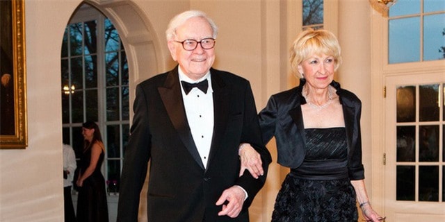 Astrid Menks là người vợ thứ 2 của tỷ phú Warren Buffett . Bà được bạn thân mình, người vợ đầu của Buffett nhờ chăm sóc chồng. Hai năm sau khi vợ đầu qua đời, 