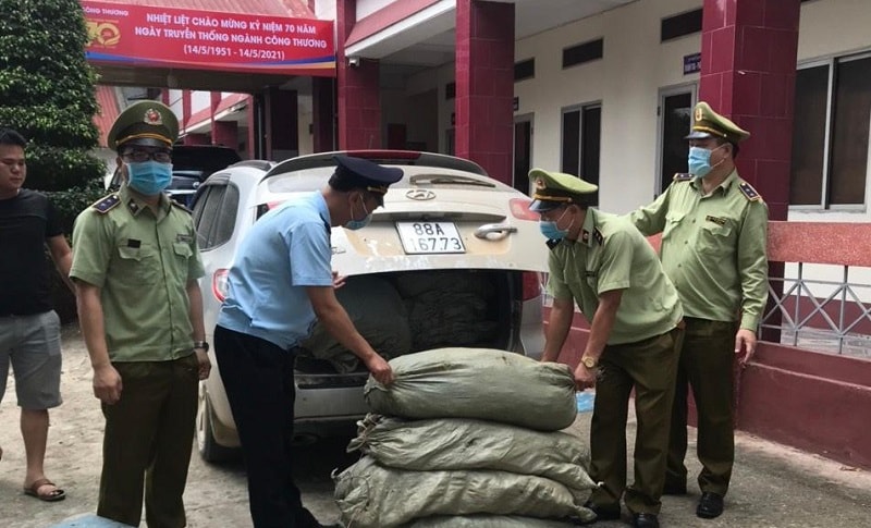 Lực lượng chức năng tỉnh Cao Bằng thu giữ lượng lớn nguyên liệu thuốc lá không nguồn gốc xuất xứ - Ảnh: QLTT