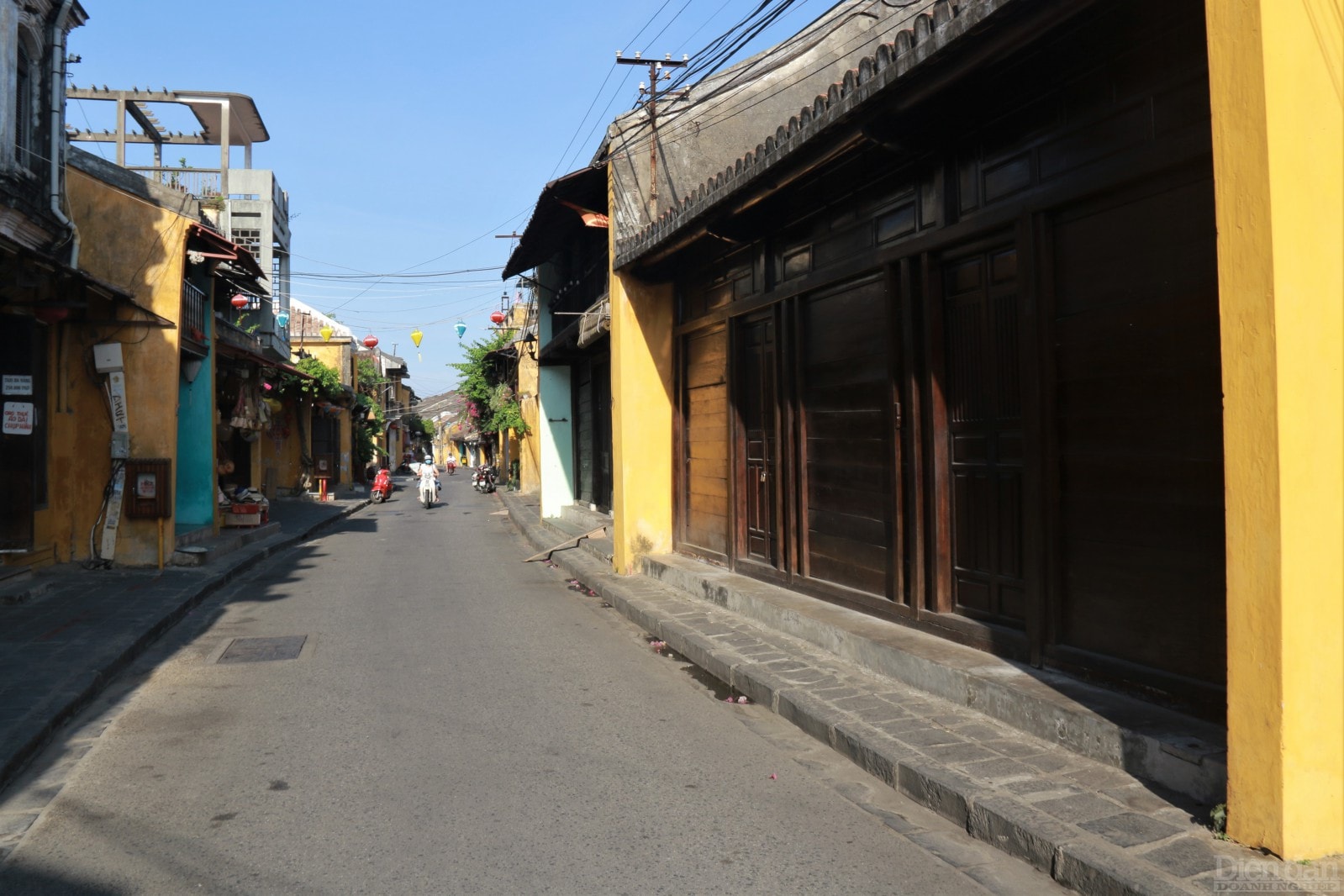 Không khí ảm đạm bao trùm cả khu phố, người dân địa phương cũng ít di chuyển tại khu vực này.
